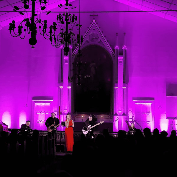 kirkkokonsertin äänentoisto ja valaistus