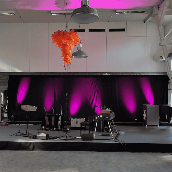 Soolokeikan esiintymislava, johon on toteutettu äänentoisto ja valaistus