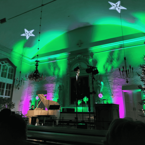 Kirkko, jossa valotekniikkaa ja äänentoistoa